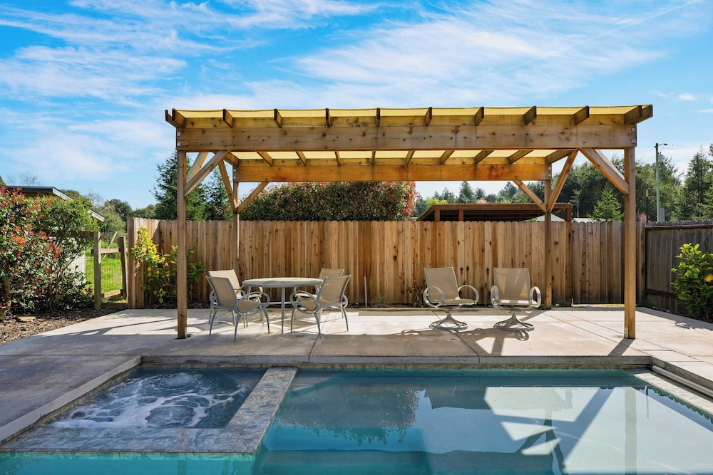 Pool + Hot Tub + Firepit + Game Room Minutes From Sebastopol & Russian River Baker Lane Retreat