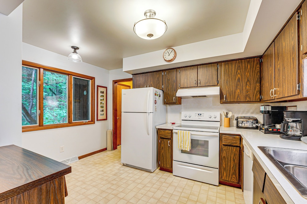< 1 Mi to Lake Michigan: Peaceful Cabin w/ Yard!