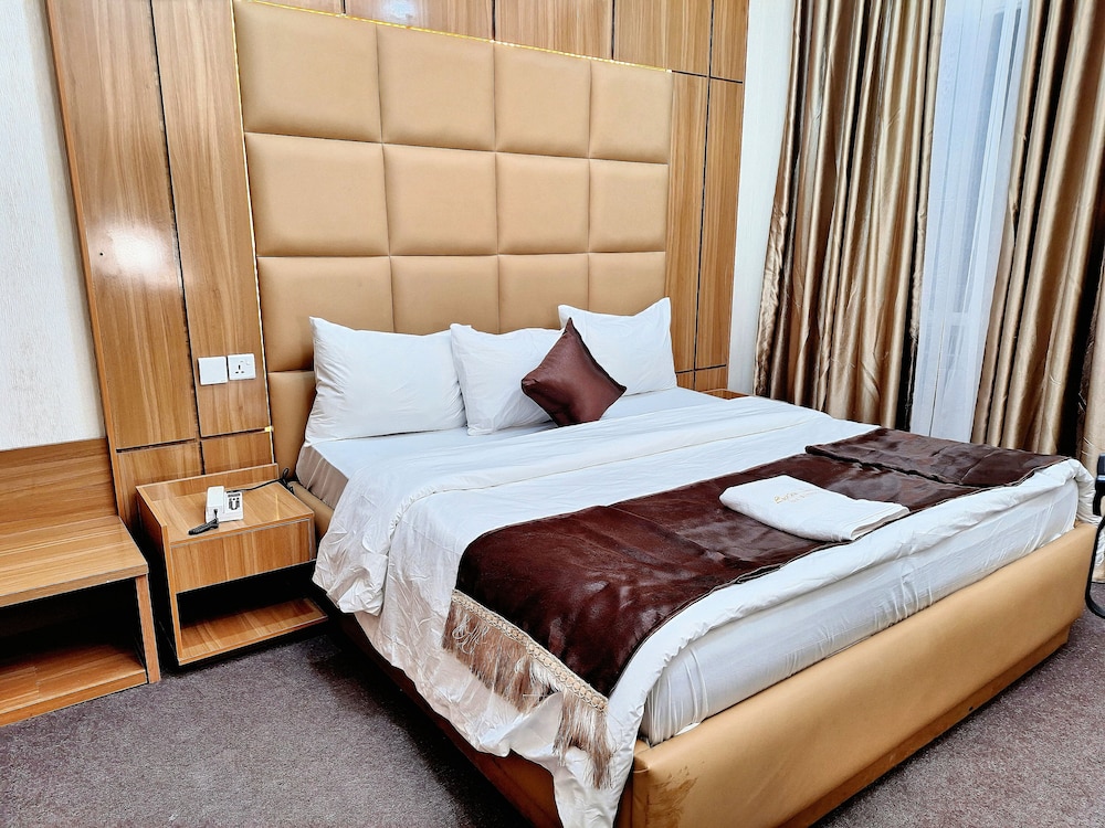 Luxxe Suites By Almond