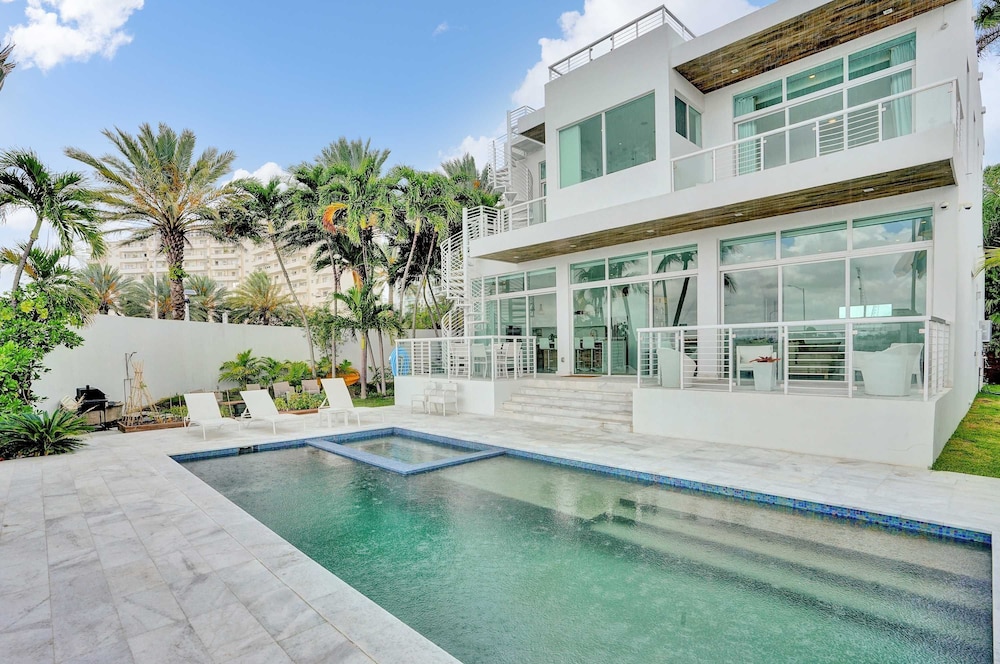 Miami Stunning Waterfront Villa Escape