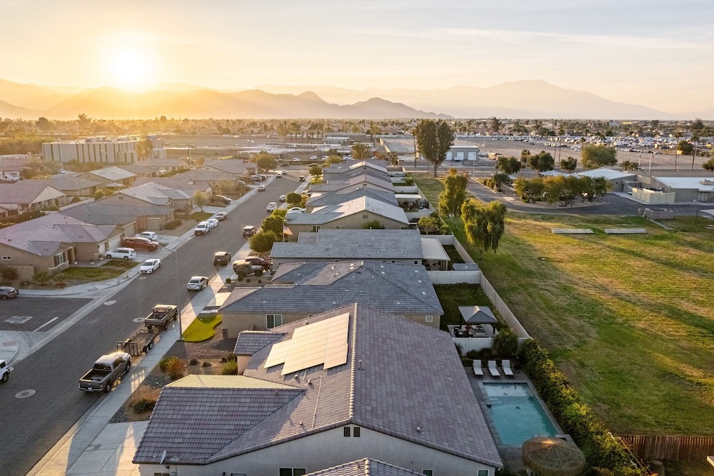 Luxe Indio Stay w Pool Tiki Bar Fire Pit Near Coachella Longfellow