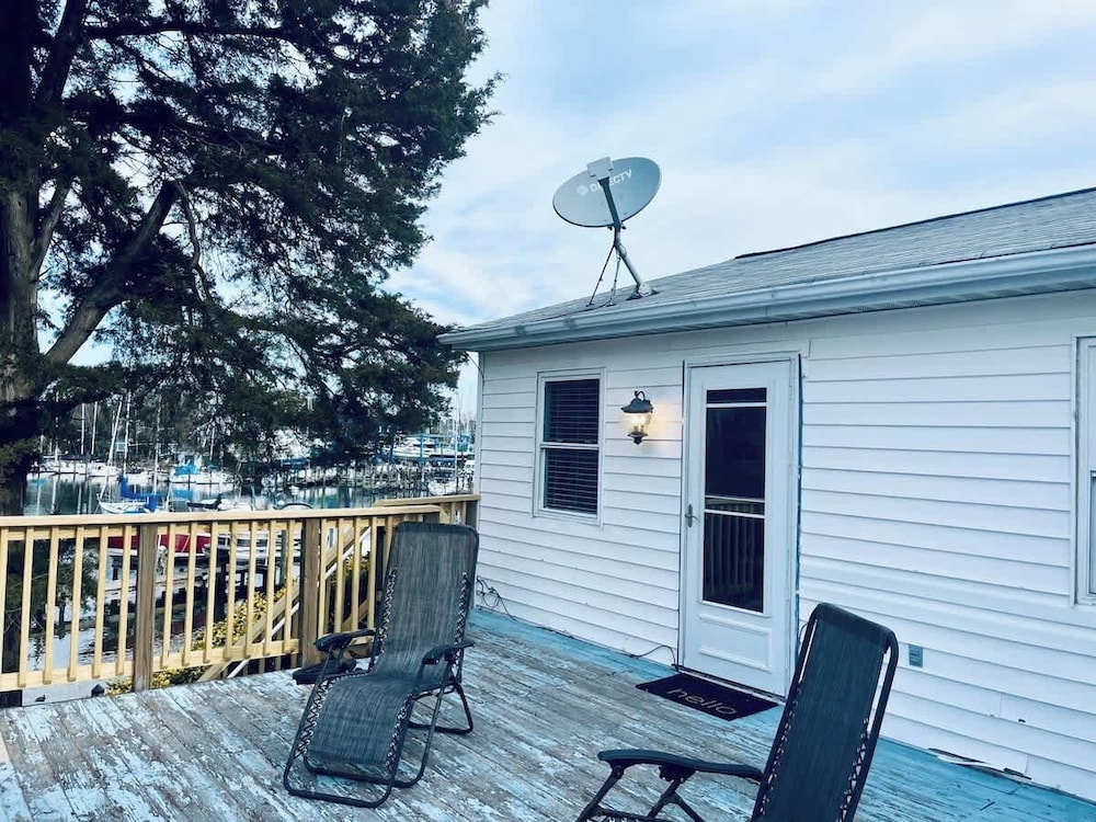 Waterfront Views With King Bed in Solomons Island