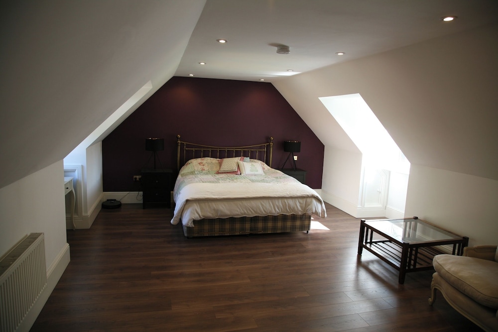 House Sleeps 9-garden-pool-bbq-patio-parking