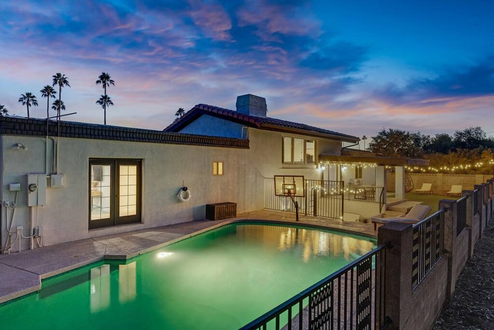 Huge Golf Course Home-free Heated Pool Theatre Gym