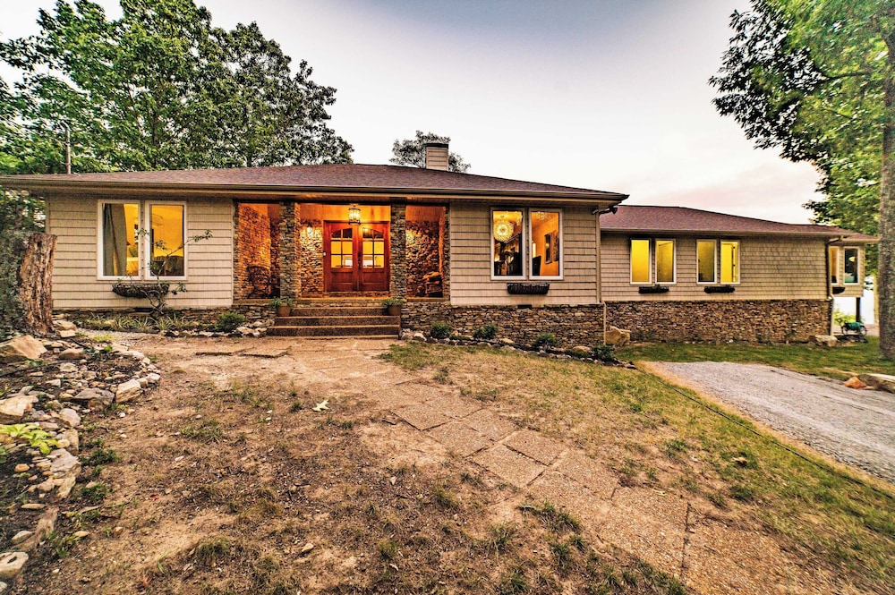 Panorama by Avantstay Unparalleled Views, Deck w/ Hottub, Game Room Pool Table