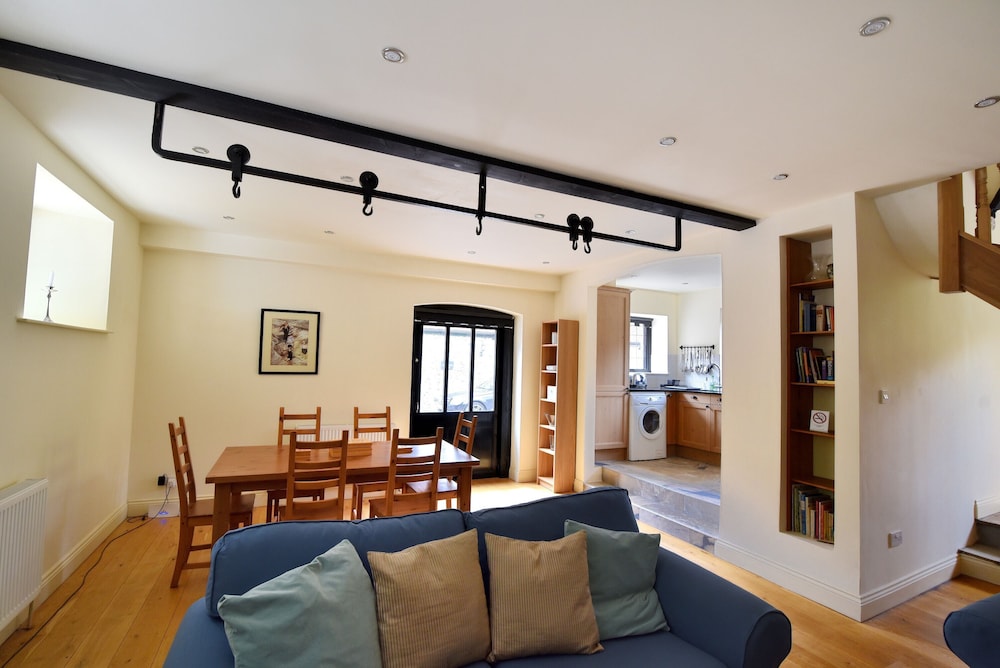 Yard Cottage
