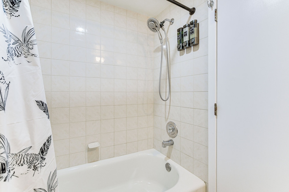 Pet-friendly Abode, 2 Mi to Dtwn Evanston!