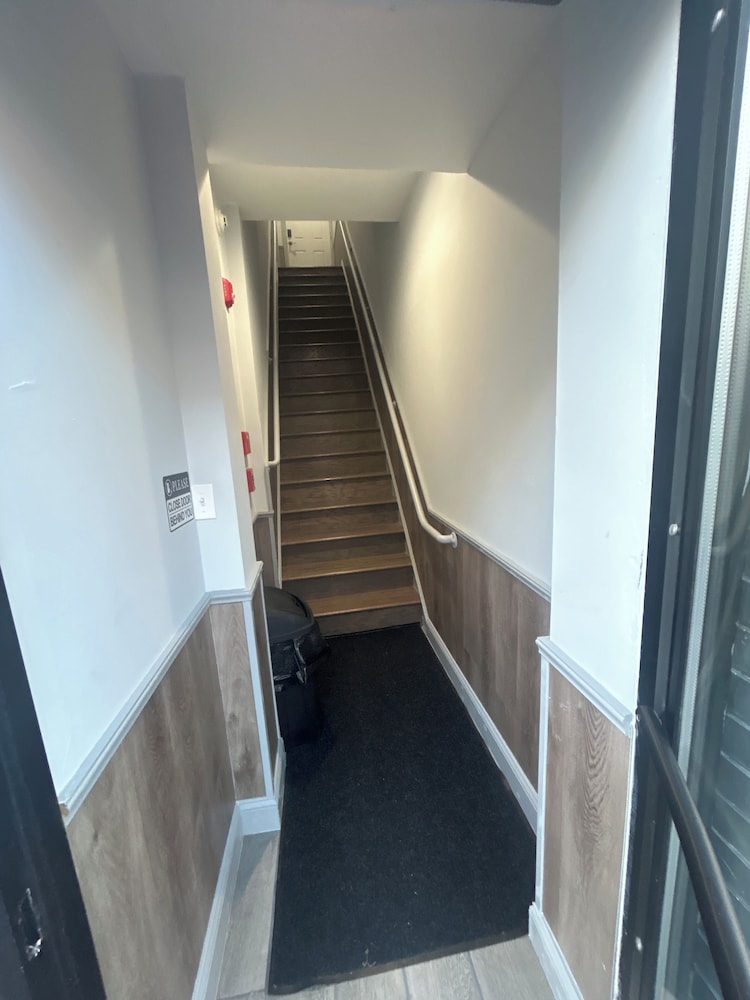 Cozy 2-3 Bedroom Apt in Center City
