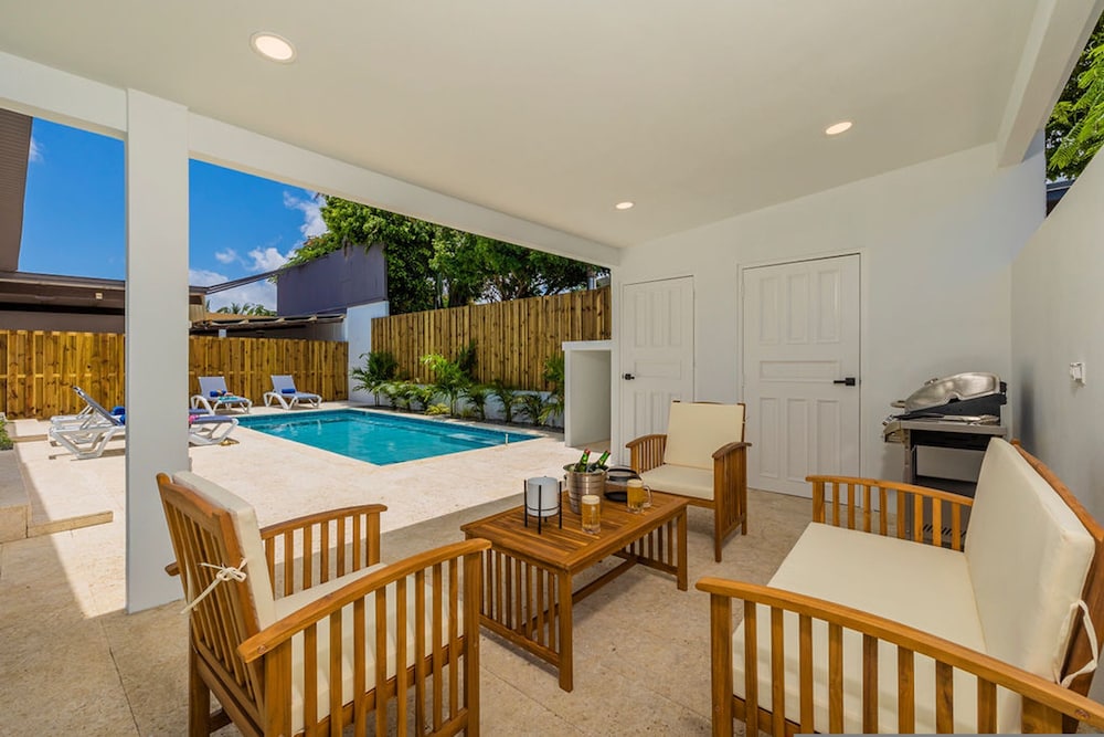 Brand NEW Private Pool King Beds Palmbeach