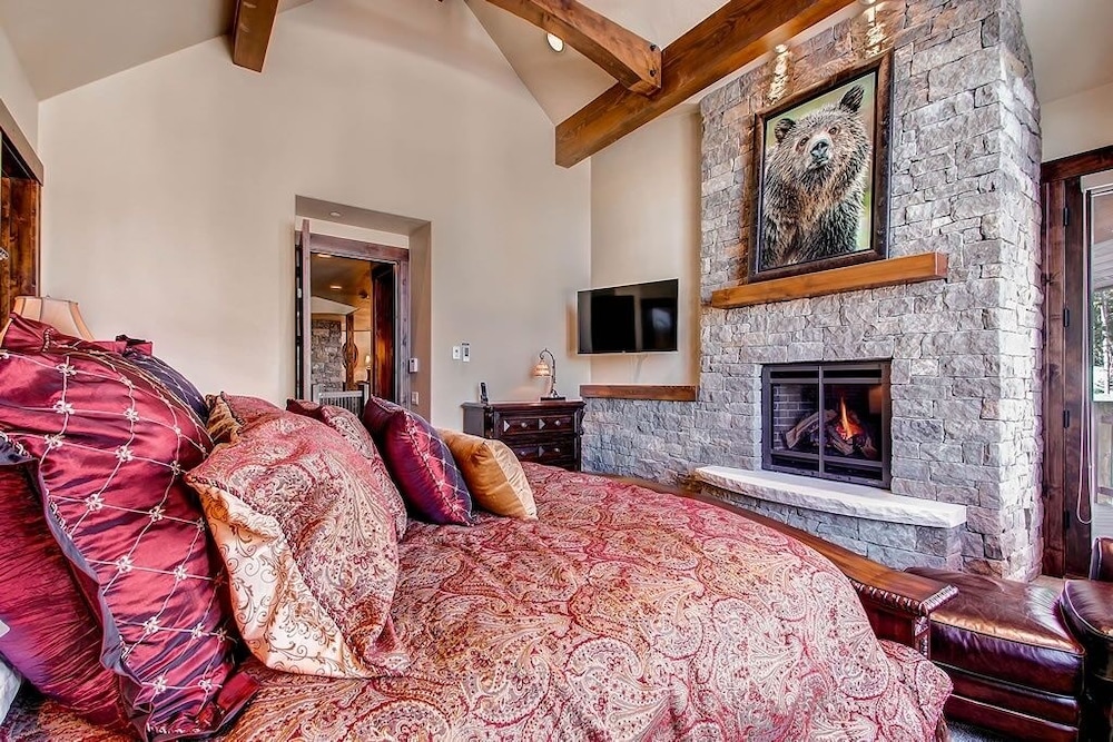 Slopeside Manor 6 Bedroom Home by RedAwning view 4