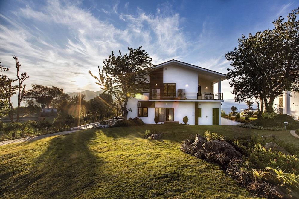 A Majestic and Luxurious Villa Overlooking the Ganges