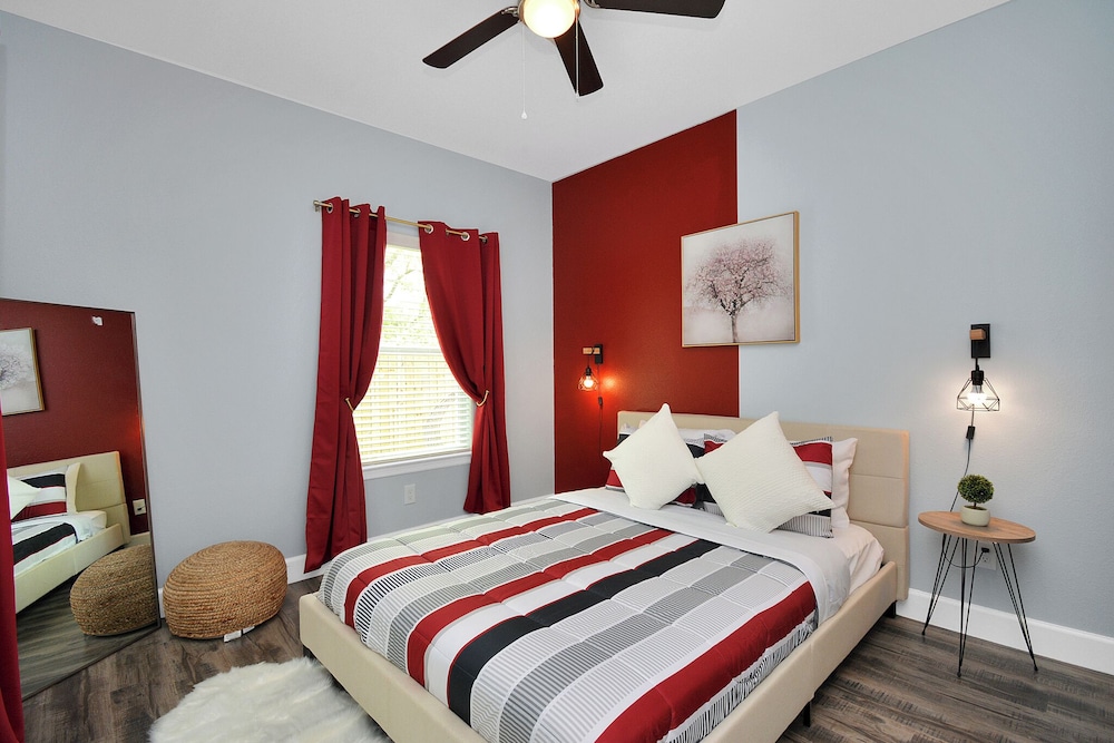 Cozy Retreat Near NRG Stadium, Free parking, Wi Fi - Image 5