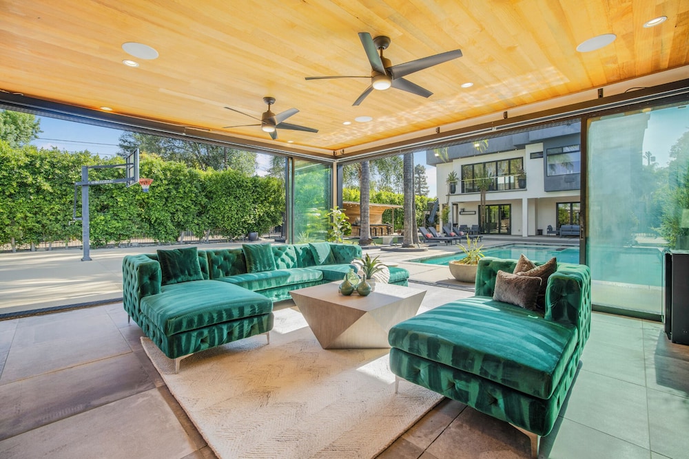 Louise Modern - Luxury Smart Estate in Encino w/ Pool, Gym & Spa