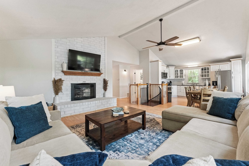 Lake Days by Avantstay Hot Tub + Firepit + Game Room & Private Dock Access