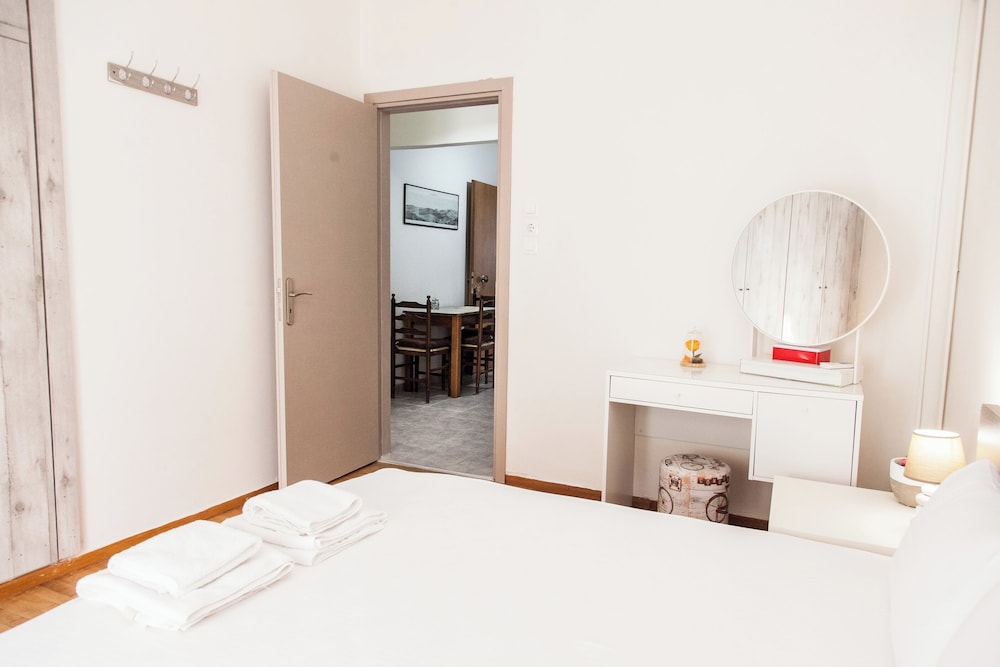 Cozy apt near Stavros Niarchos Park