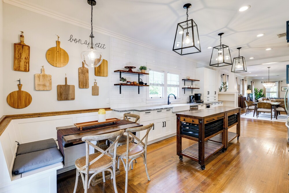Renovated, Stylish Retreat w/ Patio in Lakeland!