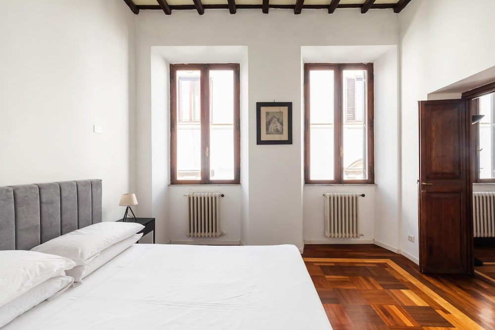 Campo de Fiori Large and Beautiful Apartment