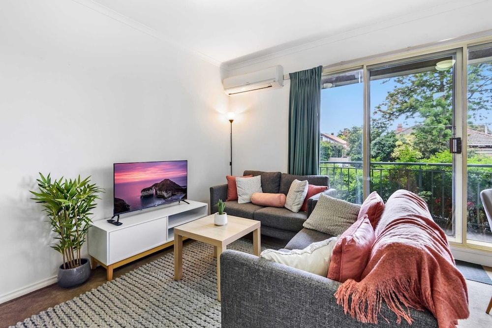 Chic 2-bed Apartment Near Albert Park