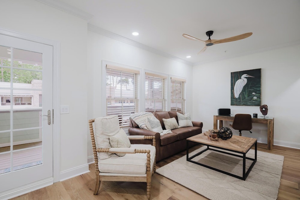 Lowcountry Landing! 3-story Townhouse in Old Town's Promenade