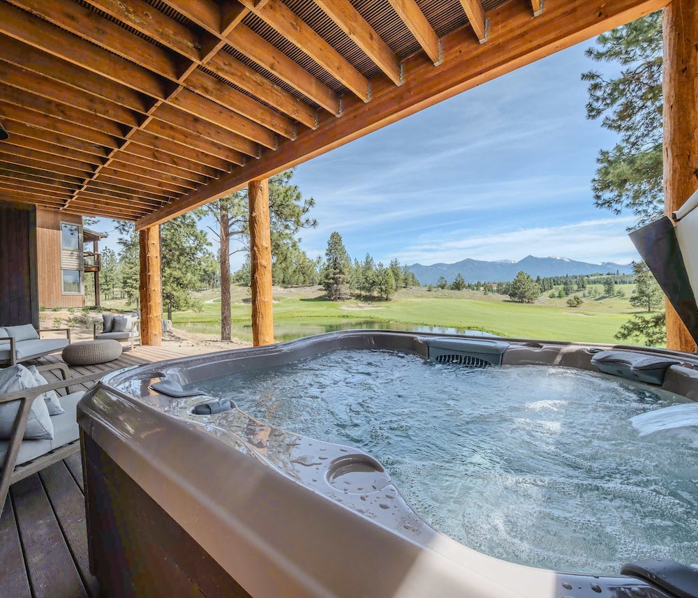 Home on the 10th Hole Home for 8 With Incredible Views & Hot Tub