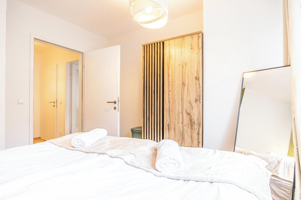 City Center Metro 1BR 1LR King Bed