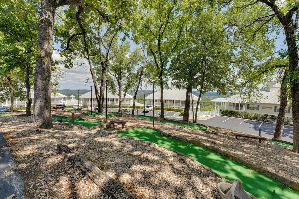 3 Mi to Table Rock Lake: Cozy Cabin in the Woods!