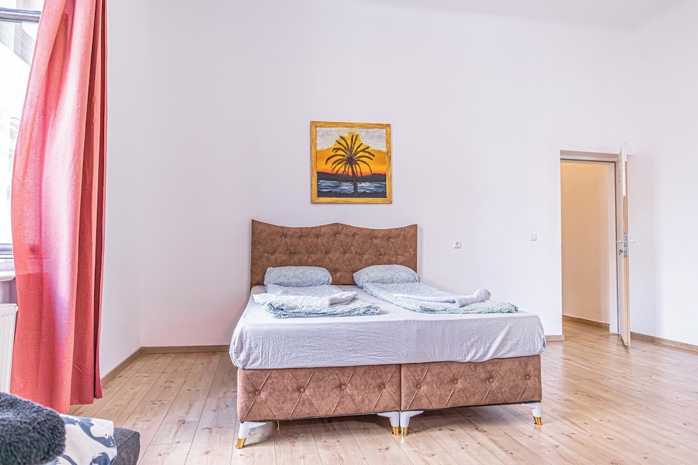 Large 5BR Central Flat Near Augarten