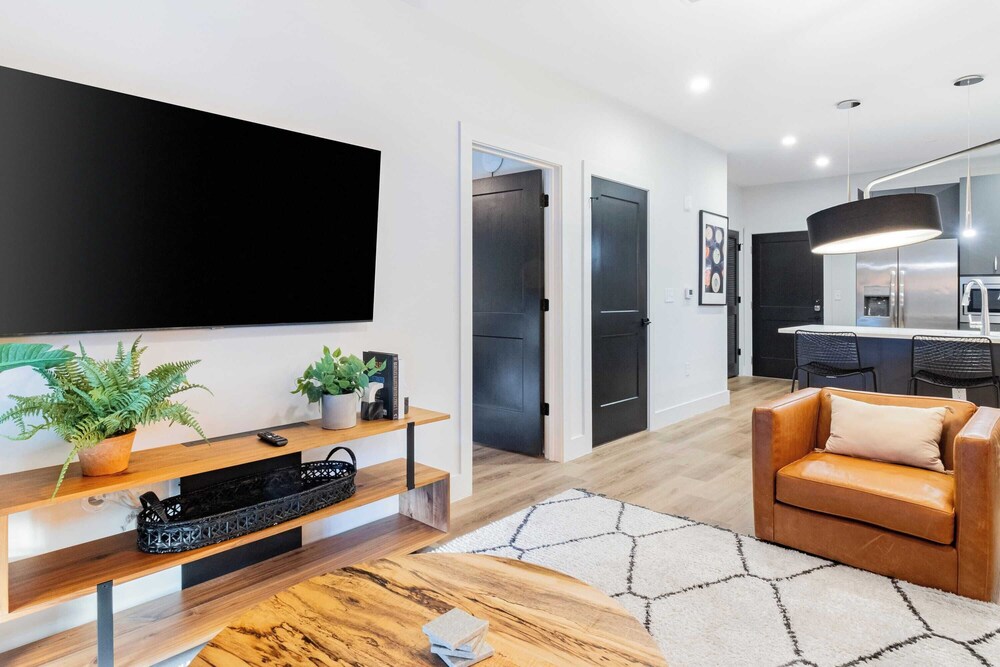 Sleeps 24 4 Modern Midtown Apartments w/ Gym + Pool Walkable to Shops & Eats