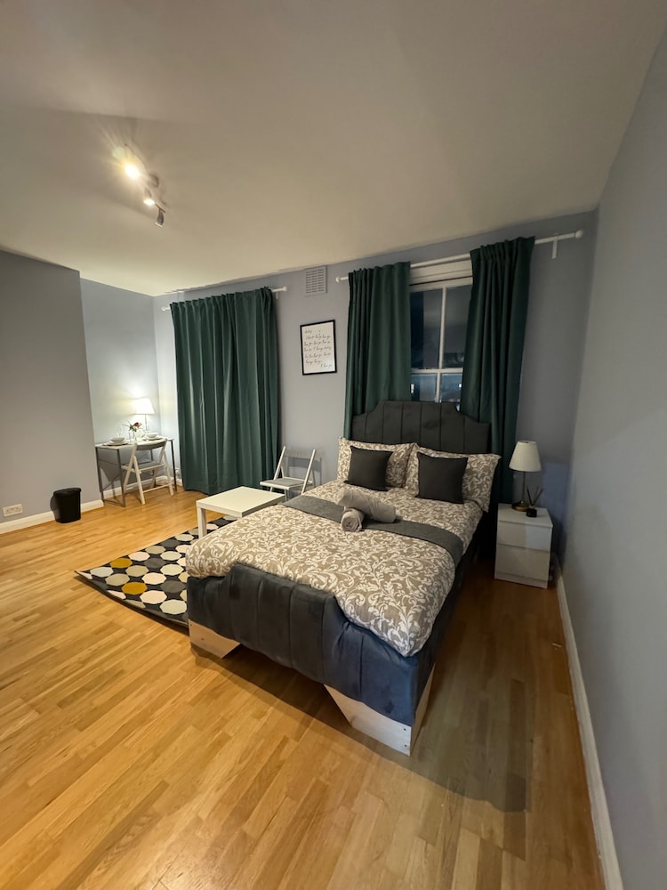 Studio - Sleeps 2 - Parking - Close to Paddington