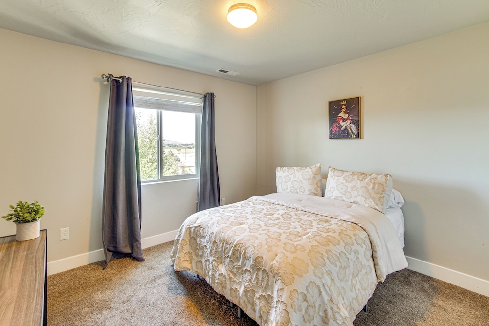 Panoramic Views: Spacious Home in Cedar City!
