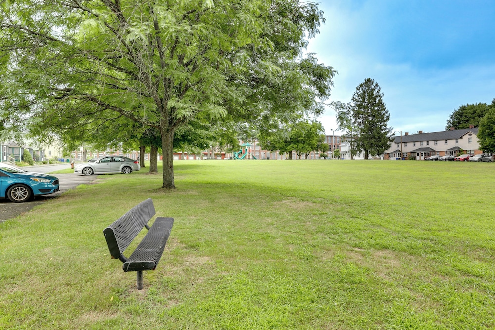 Easthampton Apartment Near Breweries & Rail Trail!