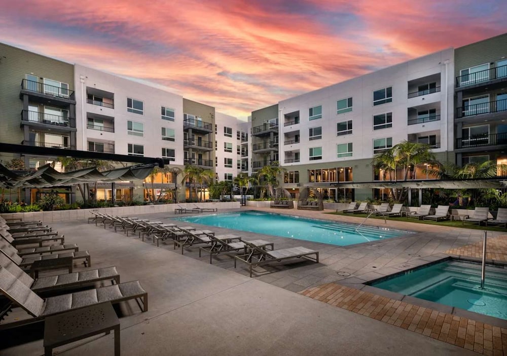 Bright Home 10 Min to Disneyland Pool GYM