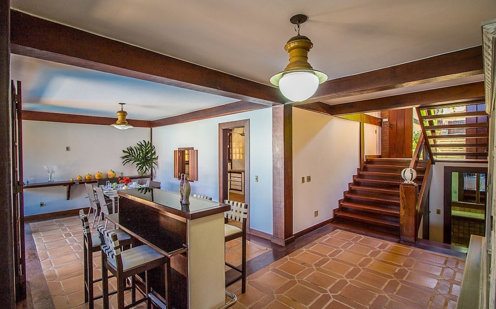 Casa com Cinco Quartos Pé na Areia