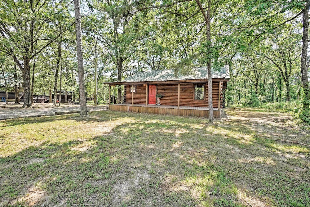 Cozy Broken Bow Cabin w/ Hot Tub & 2 Porches! view 3