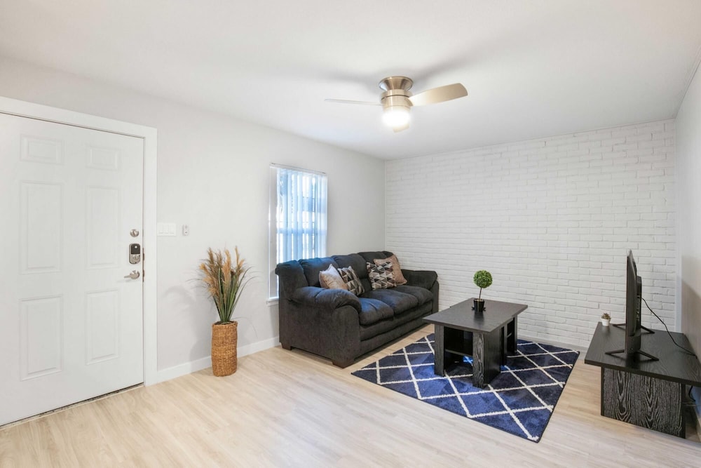 Cozy 2BR Near UT Hyde Park Evonify - Image 4