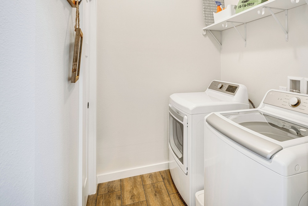 Private Hot Tub: Newly Built Fraser Townhome