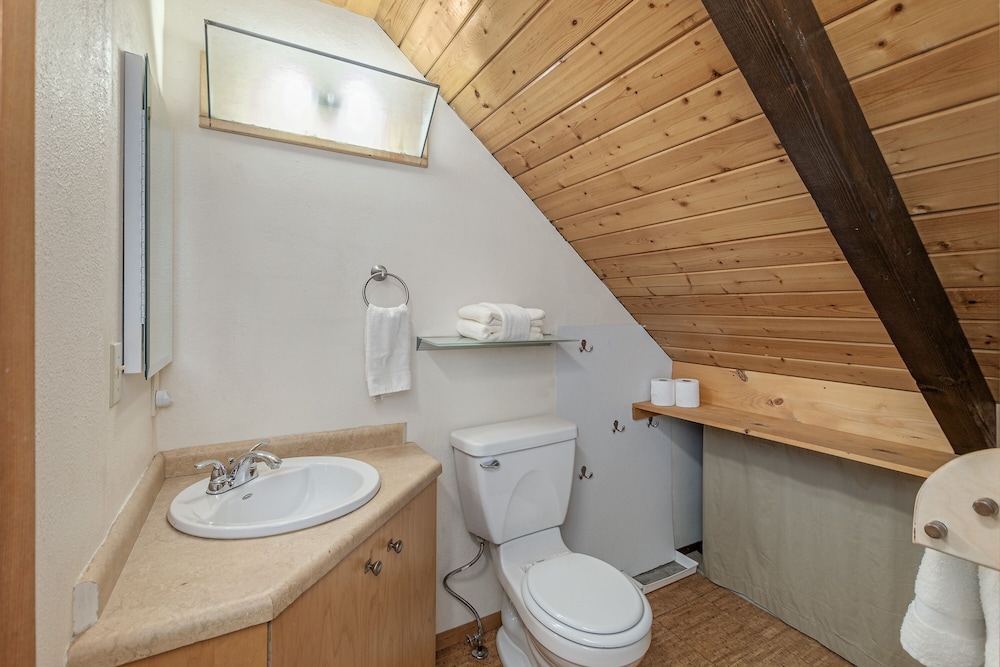 Icicle Chalet 1 Bedroom Cabin