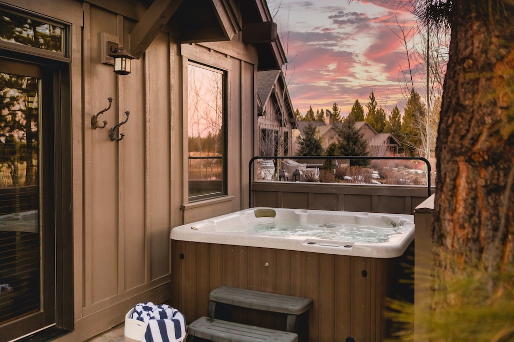 Klamath by Avantstay Gorgeous Mountain Home w Fire Pit Spa Lake Views