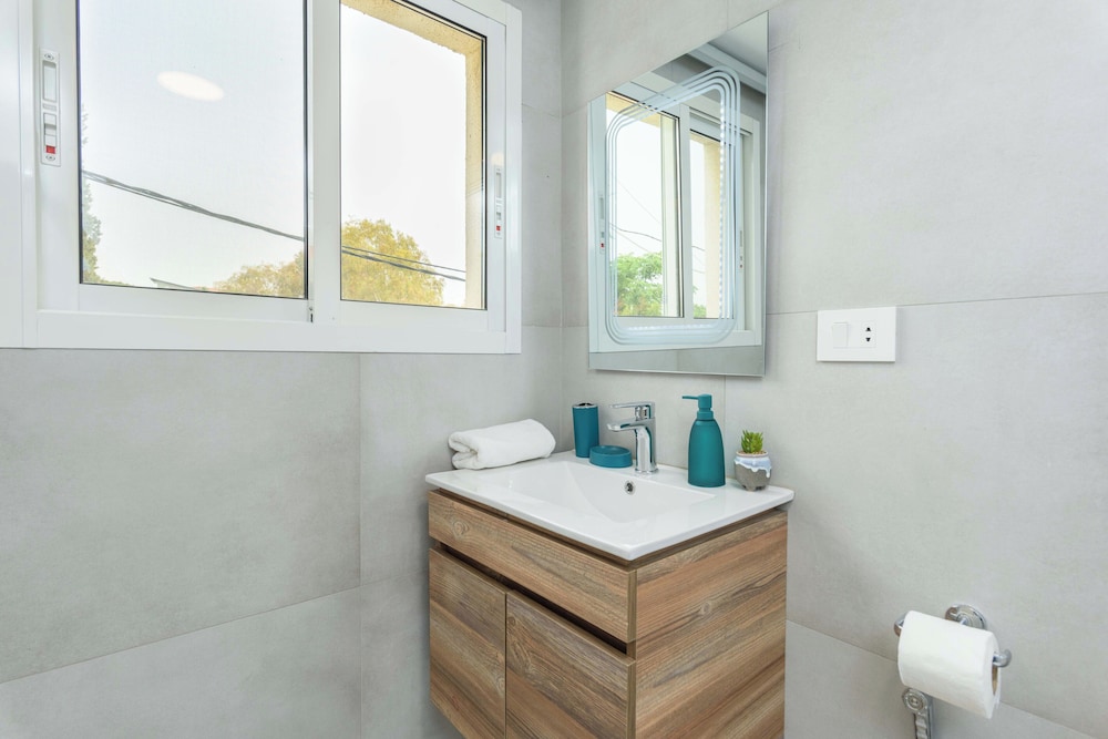 Indigo 1-BR Apt W Terrace in Batroun
