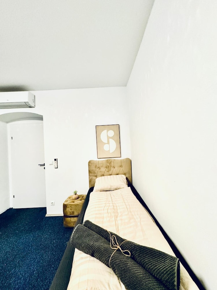 Spacious 7BR Apartment Prime Location