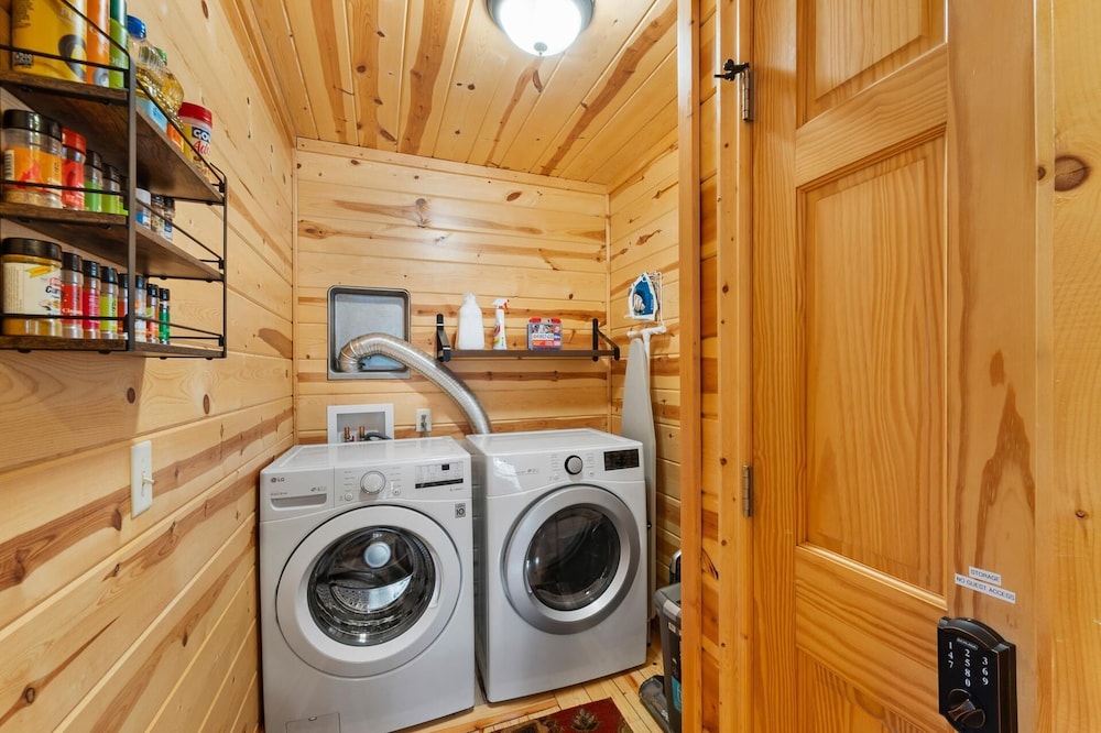 Timber Nest Goshorn Lake Dock, Pool, Town HOT Tub!