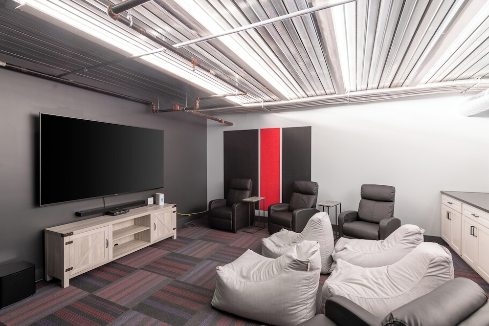 Brewery District Apartment Near Fiserv with Rooftop, Gym, and Parking