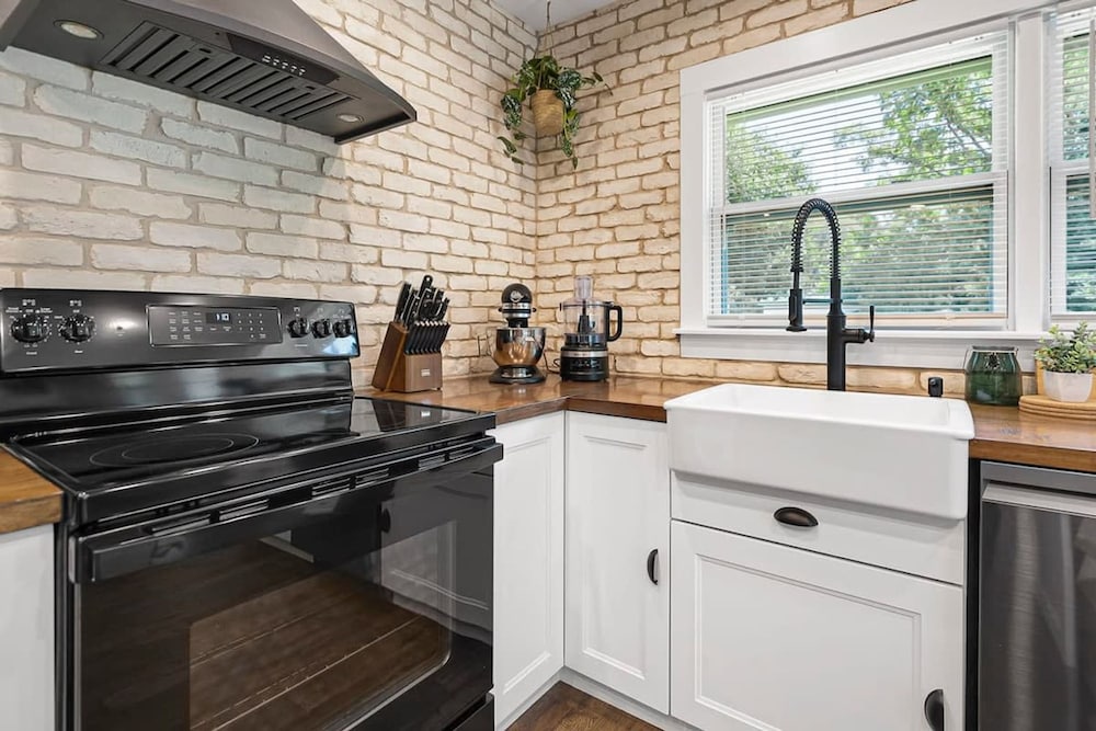 Beautiful Kitchen BBQ Outdoor Dining Big Yard