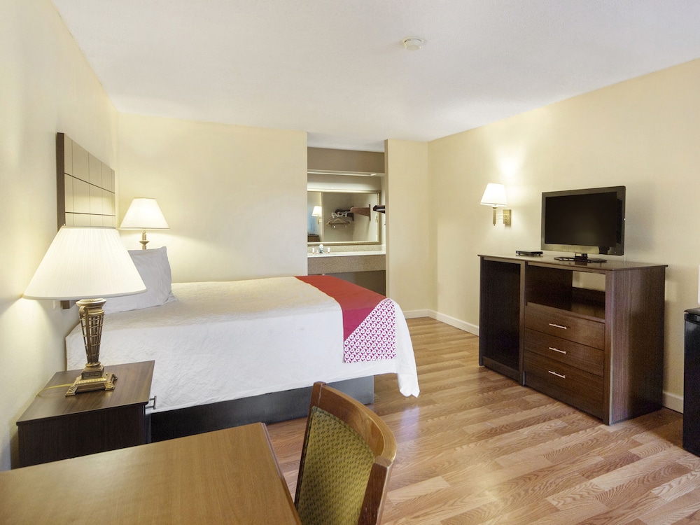 Days Inn & Suites by Wyndham Brewton
