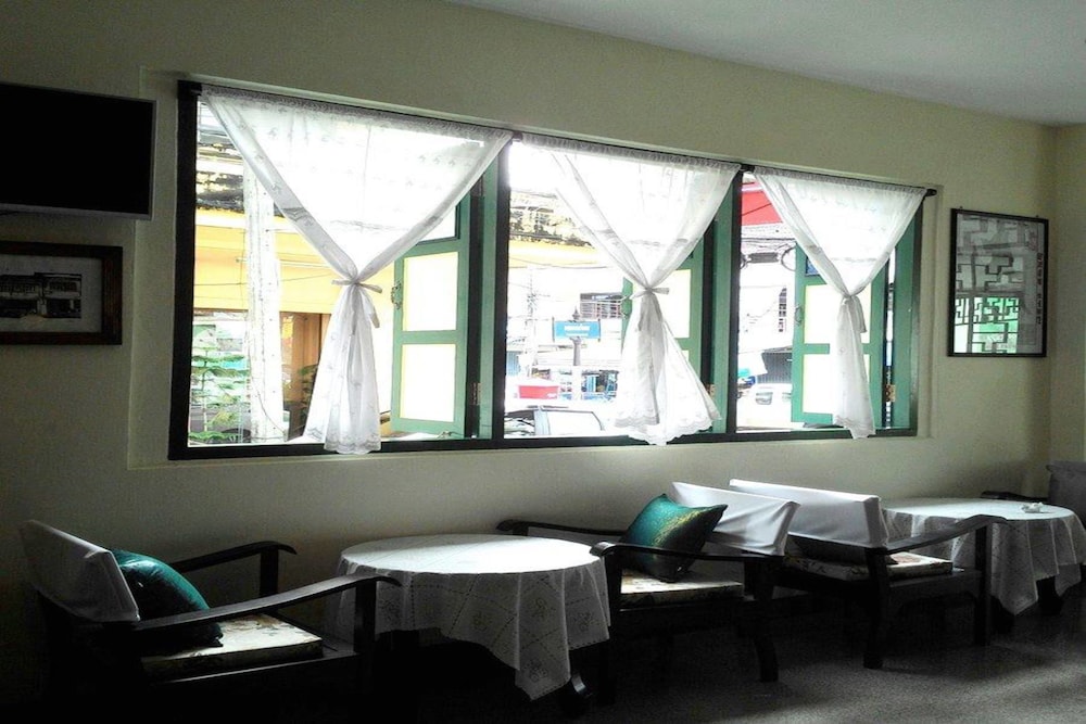 Srisomboon Hostel