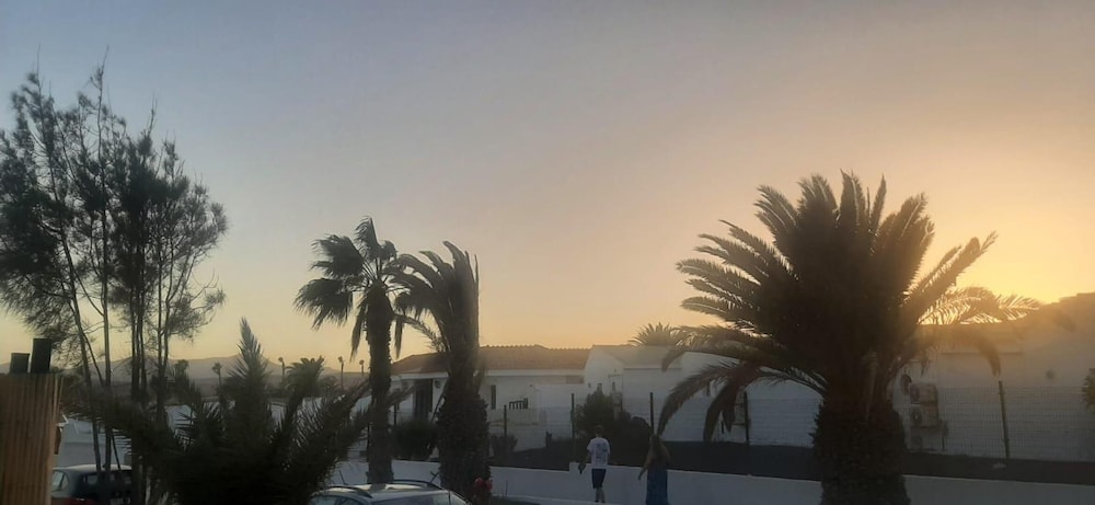 Caleta de Fuste Apartment- Sleeps4- Pool- Garden