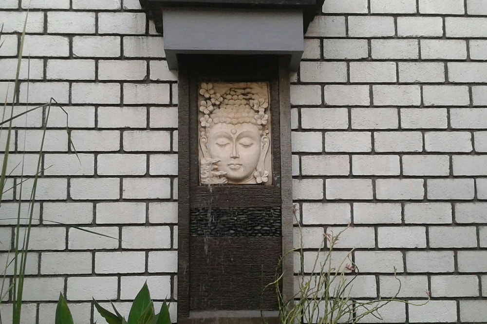Rumah Putih Abu Abu