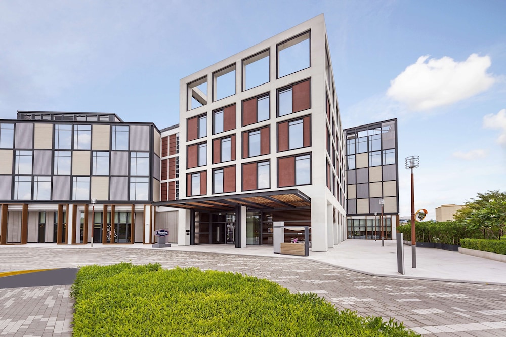 Hotel Hampton by Hilton Dubai Al Seef - Image 1