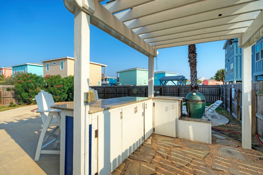 Leave of Absence Luxe Coastal Stay w Pool Outdoor Dining Minutes to Beach
