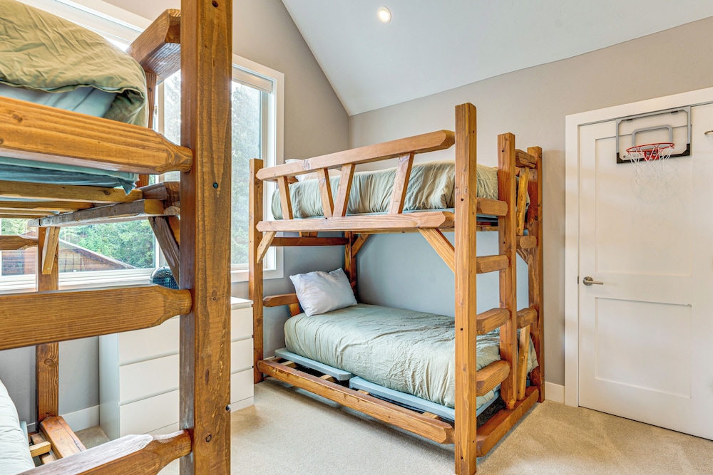 Ski-in/ski-out Gemini Lift Access! Home w/ Hot Tub